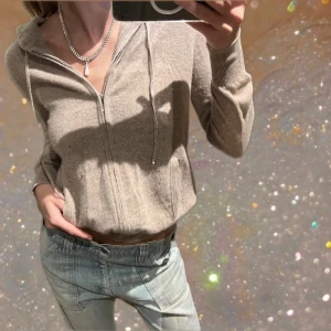 Luvtröja kashmire - Sjukt fin beige luvtröja från softgoat gjord av 100% kashmire!