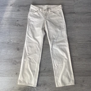 Jeans - Jätte fina lågmidjade jeans som tyvärr har blivit för små för mig. Modellen är Arrow Low stright Jeans från weekday. Köpta i sommras och använts en gång. Liten fläck på höger bakficka men annars inga defekter. Hör av dig om du är intresserad!🌸