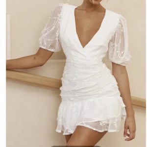 Underbar studentklänning! - Denna superfina Selfie Leslie klänning är perfekt till studenten, säljer endast eftersom jag bestämt mig för en annan klänning. Originalpris 1400 inkl. frakt och tullen.  Skriv för egna bilder💛💛💛 M= strlk 38 kan passa 40