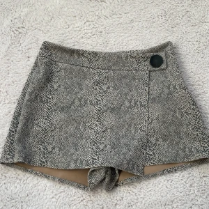 Shorts  - Det är ett par shorts som ser ut som en kjol 