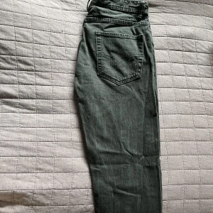 Grå/svarta Jeans - Säljer dessa jeans 32/34 då de inte passar längre.
