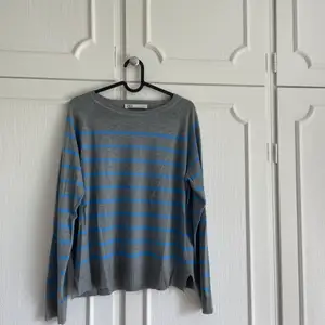 Säljer denna superfina blå gråa tröja från zara! Vill ni ha mer information om tröja så får ni hjärna ställa dem privat!💘