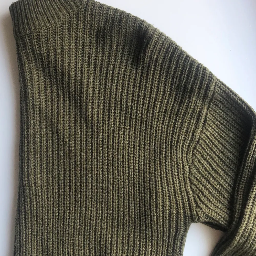 Jag säljer denna superfina stickade tröjan som passar perfekt till svala sommarkvällar💕 ( köparen står för frakten). Tröjor & Koftor.