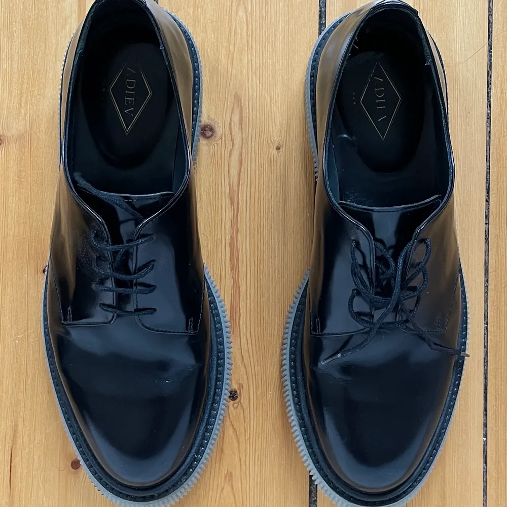 Circa 2018 derby model. Made in France, polished leather and rubber sole. Size 45, fits true to size. Hardly used.. Skor.