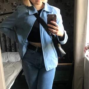 Ljusblå jacka - Superfin ljusblå jacka med dragkedja. Köparen står för frakt💕