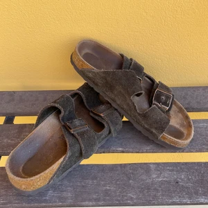Bruna Birkenstock stl 36 - Storlek 36, mjuk sula och suederemmar. Lite använda men bara inomhus. Lite blekta vid remmen, se bild 3.