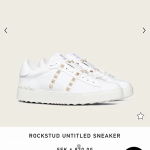 Valentino skor - Intressekoll på byte av dessa skor. Skulle kunna tänka mig att byta mot valentinos med röda eller mörkblå stripe💕💘 de är STORA i strl, passar mig som har 37/38 i vanliga fall 