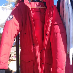 Fodrad vinterjacka - Ny, prislapp kvar Avtagbar luva och fejkpäls