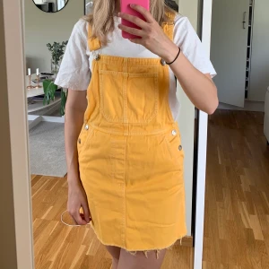 Hängselklänning i gul - Hej! Säljer nu min gula hängselklänning då den blivit för liten :( Klänningen är i storlek S. Den har gått sönder på sidan men är lagad (se bild) därav priset. Dock inget jag upplever att man tänker på