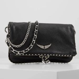 NANO  - En superfin Zadig väska i den lilla modellen🌸. Köpt för 2200 men säljer för 1000. Näst in till oanvänd därför i väldigt bra skick. En väldigt enkel liten och smidig väska som passar till allt😋 (Köparen står för frakt) priset kan även diskuteras🫶🏻