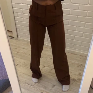 Madlady kostymbyxor  - KOSTYMBYXOR - PERFECT FIT SUIT PANTS 1 Säljer då det är för långa och för stora för mig! Strl S/36. Benlängd 32. Säljer för 150kr köpta för 549kr