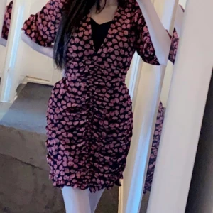 Somrig klänning  - Jättefin sommarklänning som används endast en gång, köpt från Missäy. 