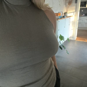 Jättefin topp till sommaren  - militärgrön färg som är jättesnygg 