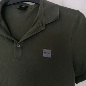 Hugo boss pike - Superskön piké från Hugo boss i mörkgrön färg. Snygg att croppa kanske? Kom gärna med prisförslag! 