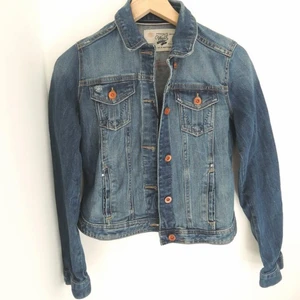 Mörkblå stilren jeansjacka - Mörkblå jeansjacka med aprikosfärgade knappar, helt oanvänd och i nyskick. I storlek S. Frakt tillkommer 💜