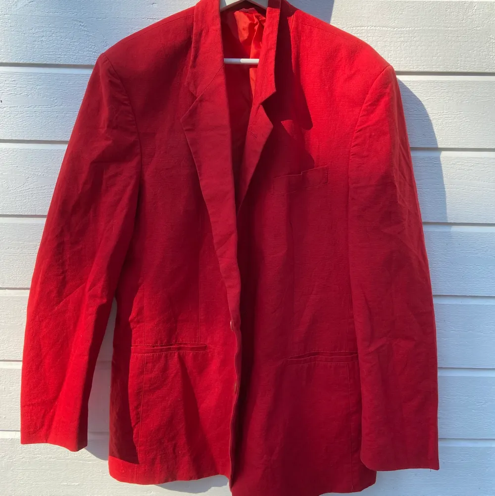 Röd oversized kavaj. Nästan som ”linnematerial” :) Köpt second hand. . Kostymer.