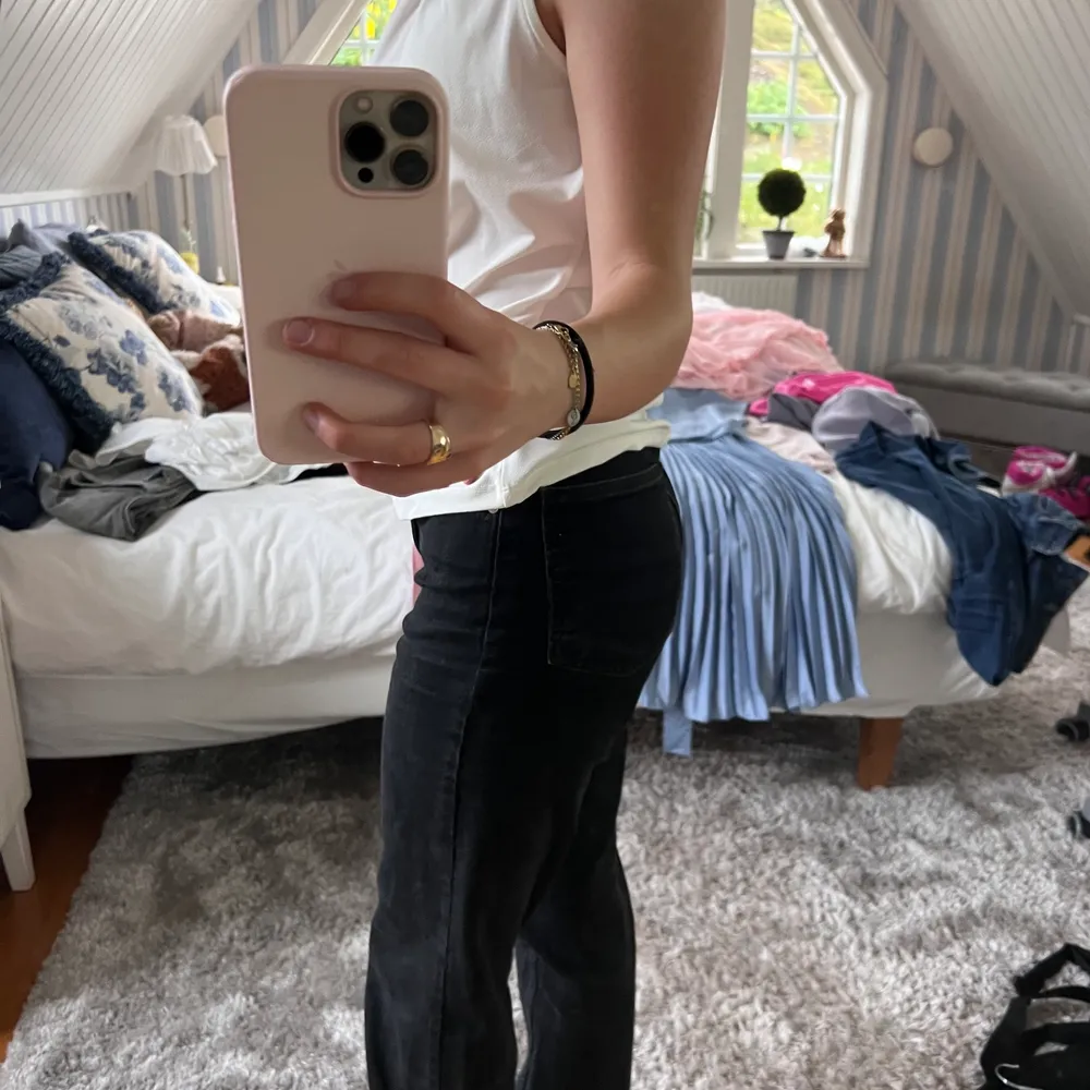 Säljer mina jätte snygga mid waist jeans då jag har ett par exakt likadana. Jeans & Byxor.