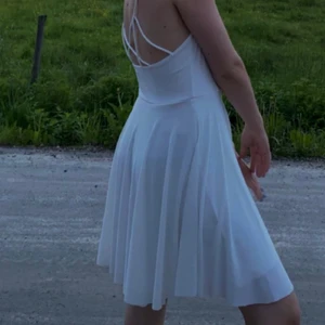 Vit klänning  - INTRESSEKOLL!  Säljer denna vita klänning från BikBok som jag köpte för några år sedan, men blev endast använd 1 gång. Om tillräckligt många är intresserade så startar jag budgivning 