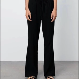 Linnebyxor zara - Supersnygga byxor från zara i struktur!! Slutsålda på zara🦋 Aldrig använda!