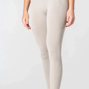 Reload träningsthigts, oanvända - Ljusgråa tråningsthights från Reload i strl S, helt nya men säljes pga fel strl. Seamlessthights. Ordinarie nypris 649kr Finns även i svarta strl S