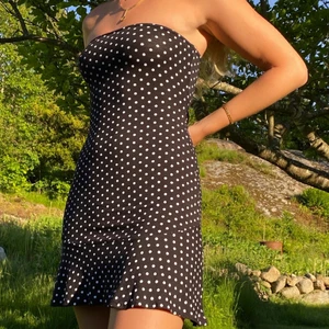 POLKA DOT DRESS - Supersöt klänning i stretchigt material som är följsam mot kroppen🖤🤍
