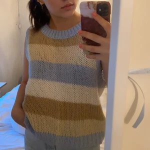 Stickad väst - Säljer nu min stickade väst som knappt kommit till användning🤎🤍💙 Den är i storlek L men passar flera storlekar beroende på hur man vill att den ska sitta! 