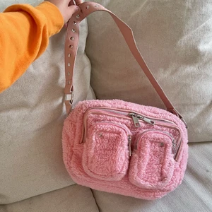 Nunoo Teddy väska  - Nunoo Ellie Teddy Bag Pink  original pris 1300kr  Varsamt använd 