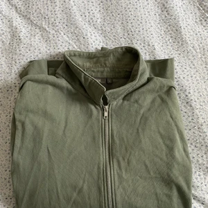 Grön Zip-Hoodie - Grön Ziptröja från ASOS. Strl M. 100kr