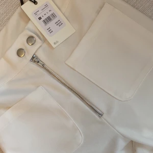 Byxor  - Oanvända byxor från bik bok i storlek xs.   Nypris 300 Säljer för 100