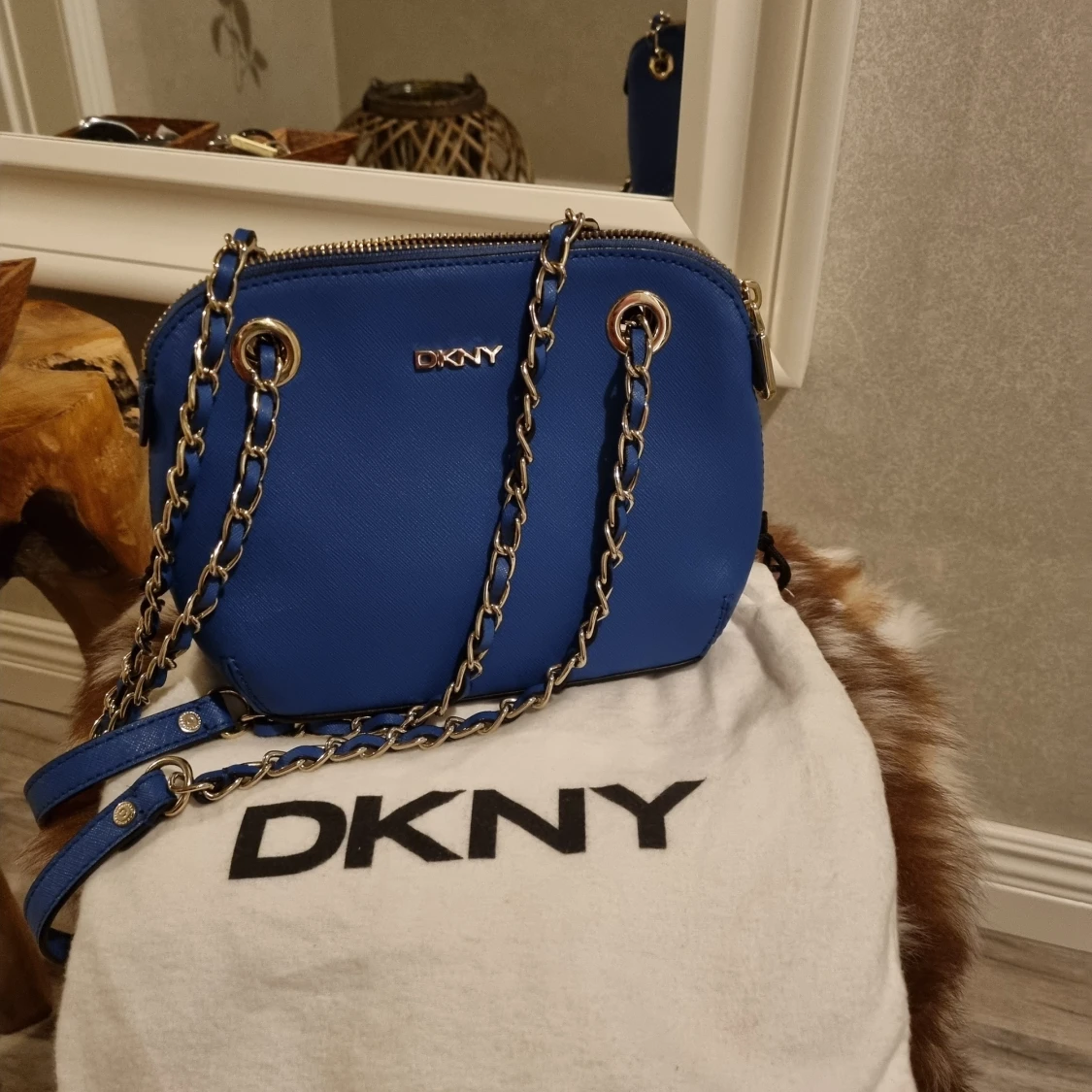 DKNY axelremsväska