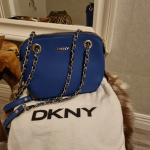 DKNY axelremsväska  - DKNY axelremsväska, läder, 23×16.5×5cm
