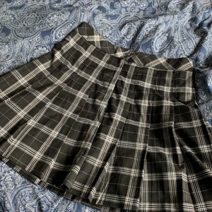 Skol kjol från H&M i storlek 38  - Inget fel på kjolen bara passar ej runt midjan på mig men det är otroligt fin och går ner till knäna på mig som är 160cm