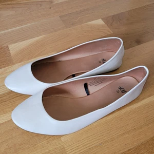 Ballerinaskor  - Ballerinaskor från H&M i storlek 36. De är använda. Kan fraktas, men köparen står för frakten 💕