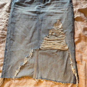 Kjol - Jeanskjol från Zara som gör lite under knäna där bak 