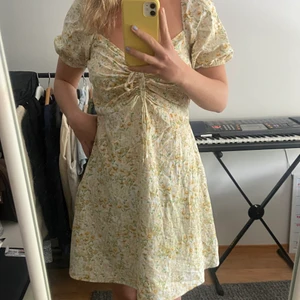 Blommig klänning  - Blommig klänning från Hm köpt förra året, perfekt till sommaren. Storlek 38 och jag är 166cm lång. Frakt ingår inte✨💕