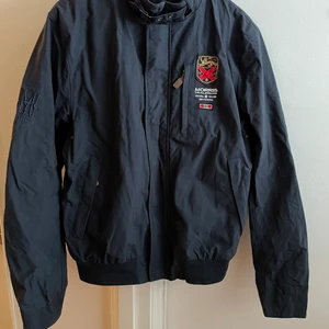 Morris jacka L  - Säljer en snygg Morris jacka i strl L  Skickas för 66kr spårbart paket 
