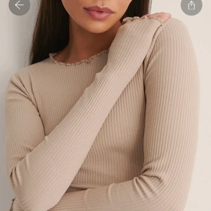 2 Långärmade tröjor - 2 st långärmade tröjor från NA-KD. Helt oanvända i nyskick. Köparen står för frakten 🥰