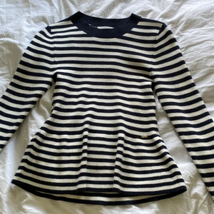 Randig tröja  - GRATIS FRAKT!💞 Randig tröja med volang💓 Köpt för ett tag sen för 400 på Lindex men kmr inte till användning!💓 