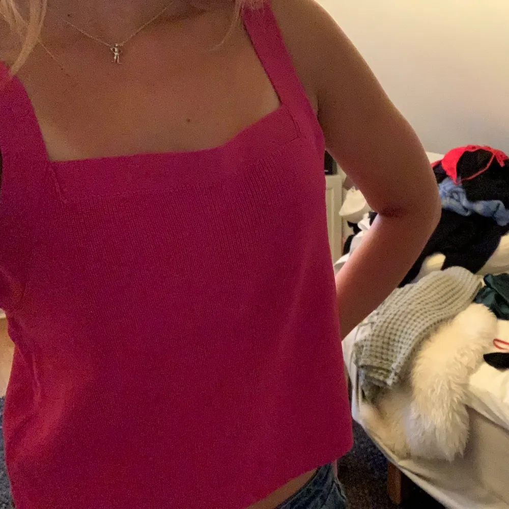 Superfint rosa sommarlinne från H&M! Det är i storlek L men är väldigt liten i storlek. Jag brukar ha storlek 34-36 och det passar mig superbra! Nästintill aldrig använt i jättebra skick! 💖. Toppar.