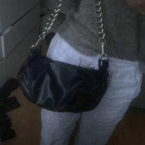 Väska  - Super snygg handväska i fake läder med sikverkjedja🤍 ny pris 200kr (använd ej köp direkt funktionen)