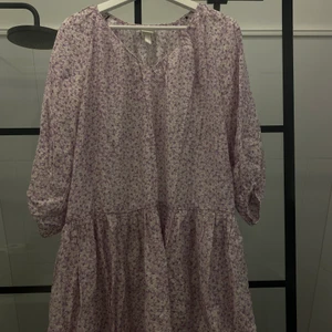 Klänning från h&m i sött mönster  - Klänning är i strl xs men skulle mer säga att den går åt s hållet 