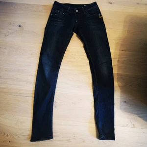 G-star jeans  - Mörkblå jeans från G-star i mycket bra skick. Skinny modell med låg midja. 