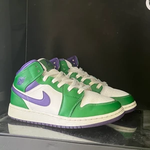Jordan 1 mid hulk - Jordan 1 mid incredible hulk i storlek 38,5! Unik och eftertraktad färg som man inte kan gå fel med, 💥SKORNA HAR INGA SKADOR💥 vid frågor om skorna eller fler bilder så kan du DMa mig☀️Perfekt till sommaren☀️ 💥KAN MÖTAS UPP I STOCKHOLM ELLER FRAKTA💥, 💥PRISET KAN DISKURERAS VID ANABB AFFÄR💥