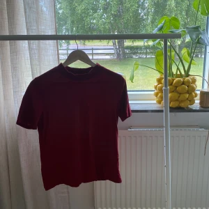T-shirt  - Röd t-shirt från Nelly.com i storlek M! Säljer då den tyvärr aldrig kom till användning.