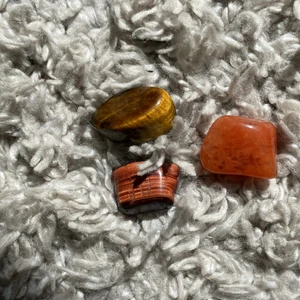 Kristaller  - 3 st röd/orange kristaller alla för 150kr