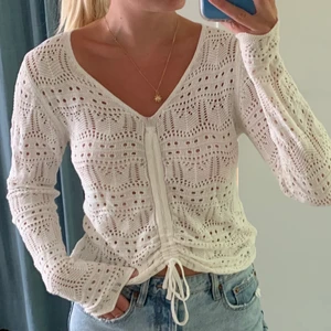 Topp - Supersöt ”virkad” topp, perfekt till sommaren. Lång i ärmarna och justerbar vid magen. Köpt second hand och det står tyvärr inget märke i. Frakt tillkommer 💕