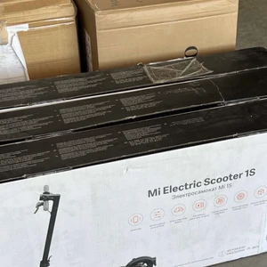Xiaomi Mi Electric Scooter 1S - Xiaomi Mi Electric Scooter 1S  Hastighet: (max) 25 km/h,  Effekt: 250 W,  Räckvidd 30 km, Skick: Helt nya (Har 2 styckna) Medföljer: Laddare, reservdäck, slang för att pumpa däcken.  Nypris: 4999kr, Mitt pris: 3000kr.