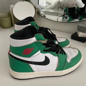 Air Jordan 1 Retro High Lucky Green  - Jordans köpa förra året och är i väldigt bra skick. Tyvärr slängt lådan pga av att jag inte hade tänkt att sälja☺️ 