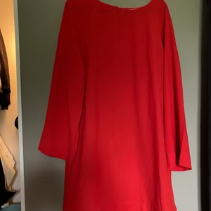 Röd klänning - En jätte fin röd klänning som passar allt.