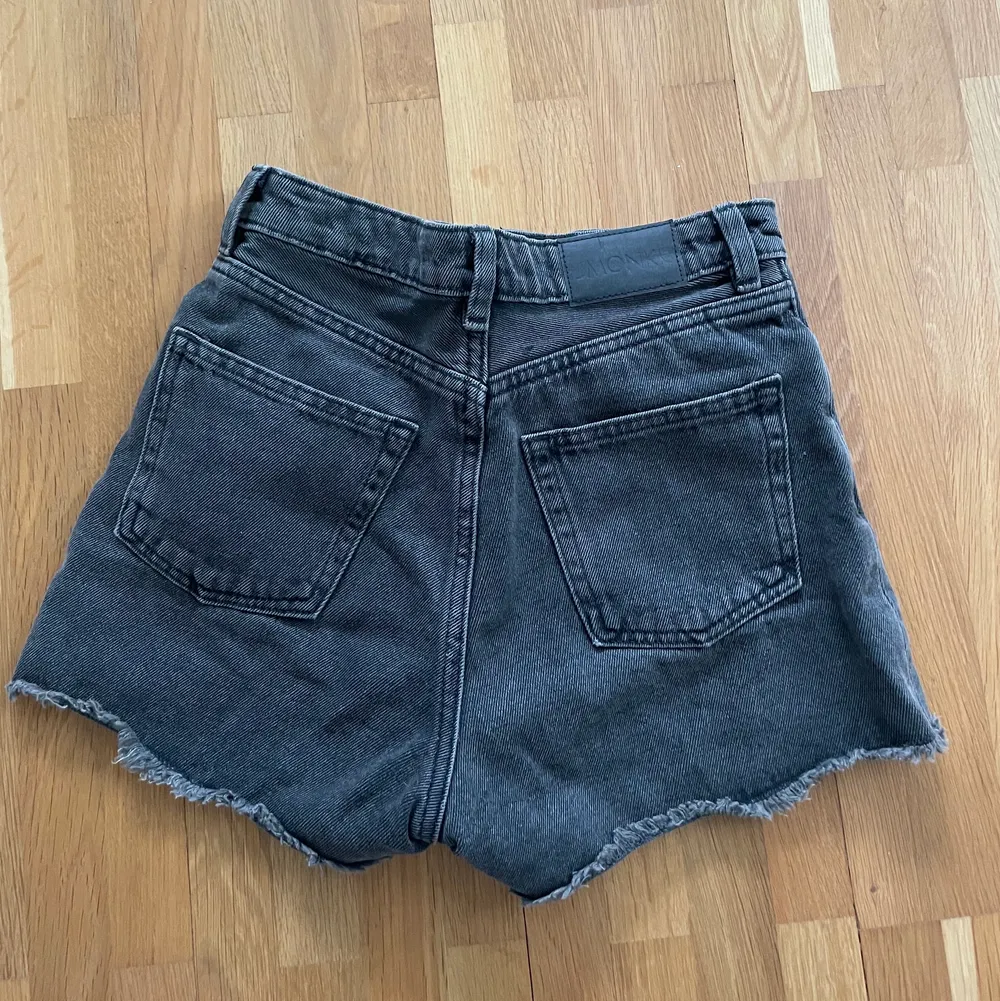 Fina shorts från Monki i urtvättad grå färg🤍🤍. Shorts.